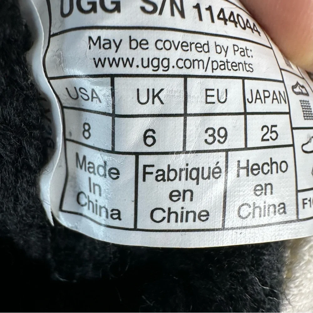 UGG chic black
